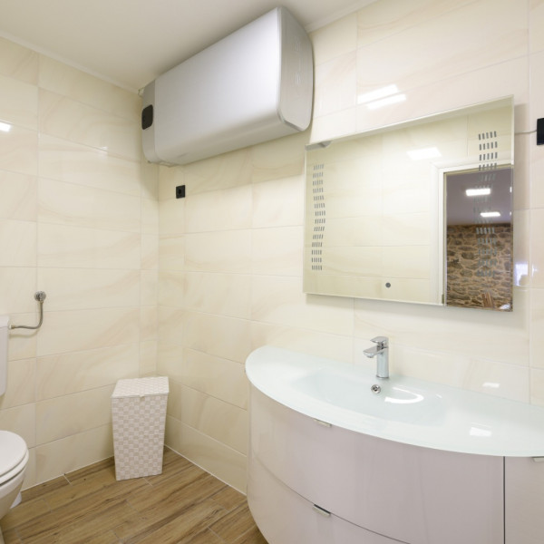 Bathroom / WC, Villa Petra, Villa Petra – An Authentic Dalmatian House with a Summer Kitchen and Pool in Zadar, Croatia Lovinac