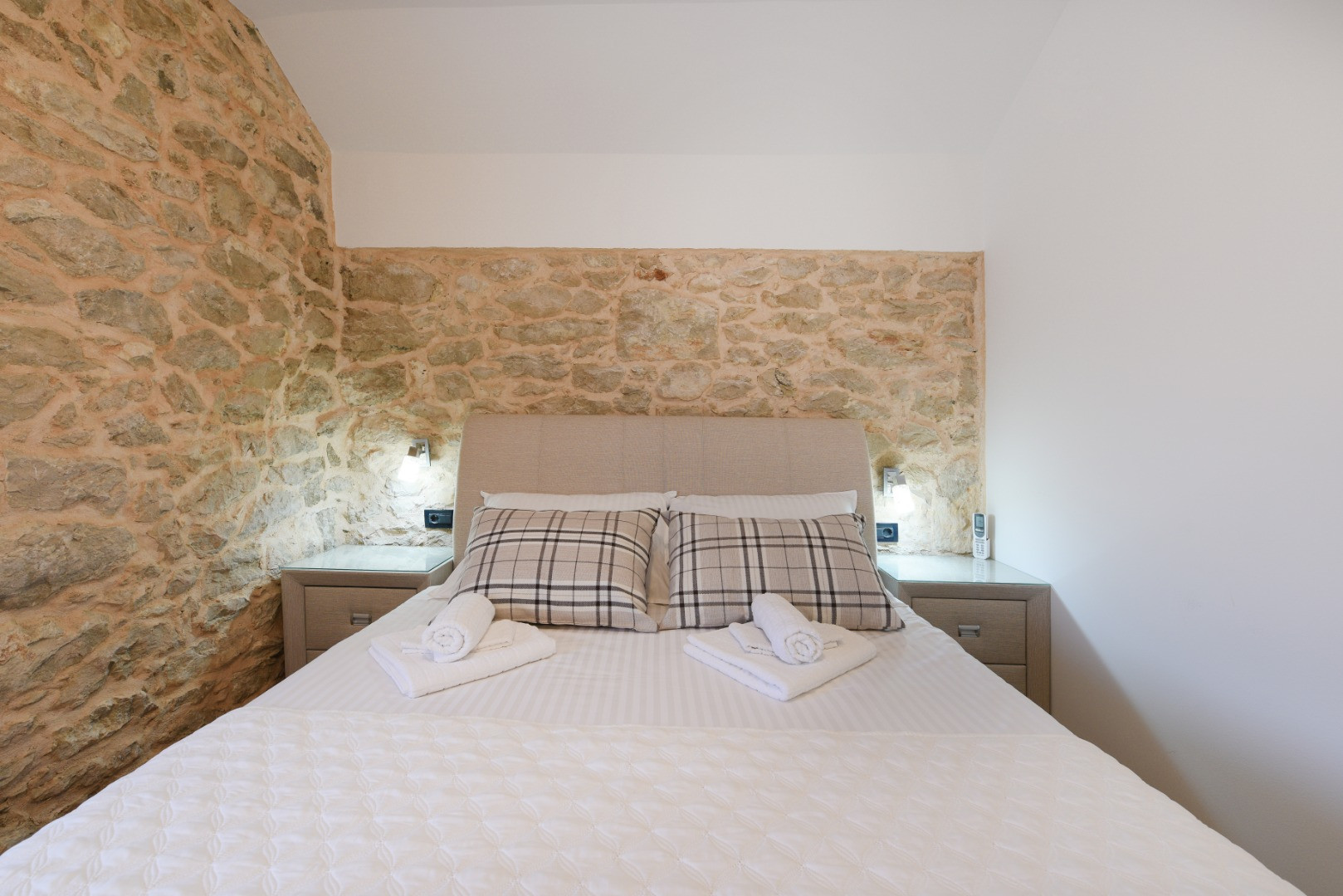 Villa Petra in Zadar - Gorgeous dalmatian stone house with large terrace, garden and private pool, Villa Petra &ndash; An Authentic Dalmatian House with a Summer Kitchen and Pool in Zadar, Croatia Lovinac